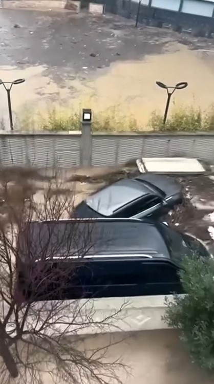 kusadasi 30 dakikada yagisa teslim oldu araclar sele kapildi 5 8mDMzsKc