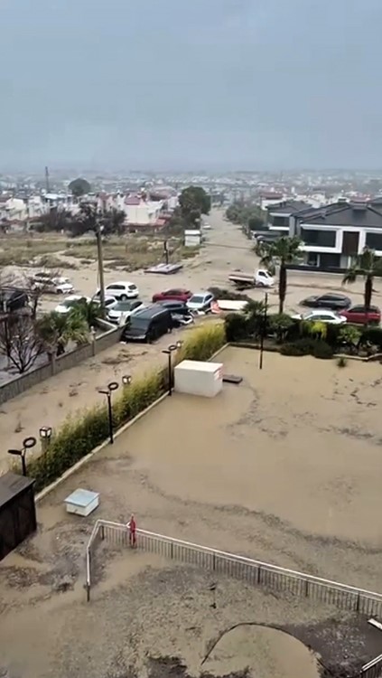 kusadasi 30 dakikada yagisa teslim oldu araclar sele kapildi 6 dqZ54SIQ