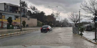 kusadasi-30-dakikada-yagisa-teslim-oldu-araclar-sele-kapildi-ppEAvCyw.jpg