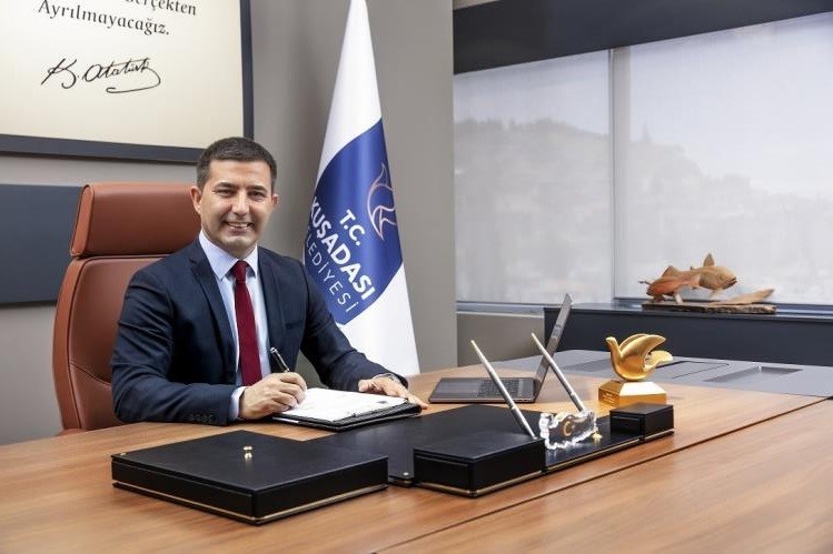 kusadasi belediye baskani omer gunel gozaltina alindi 0 XNXXGpZS