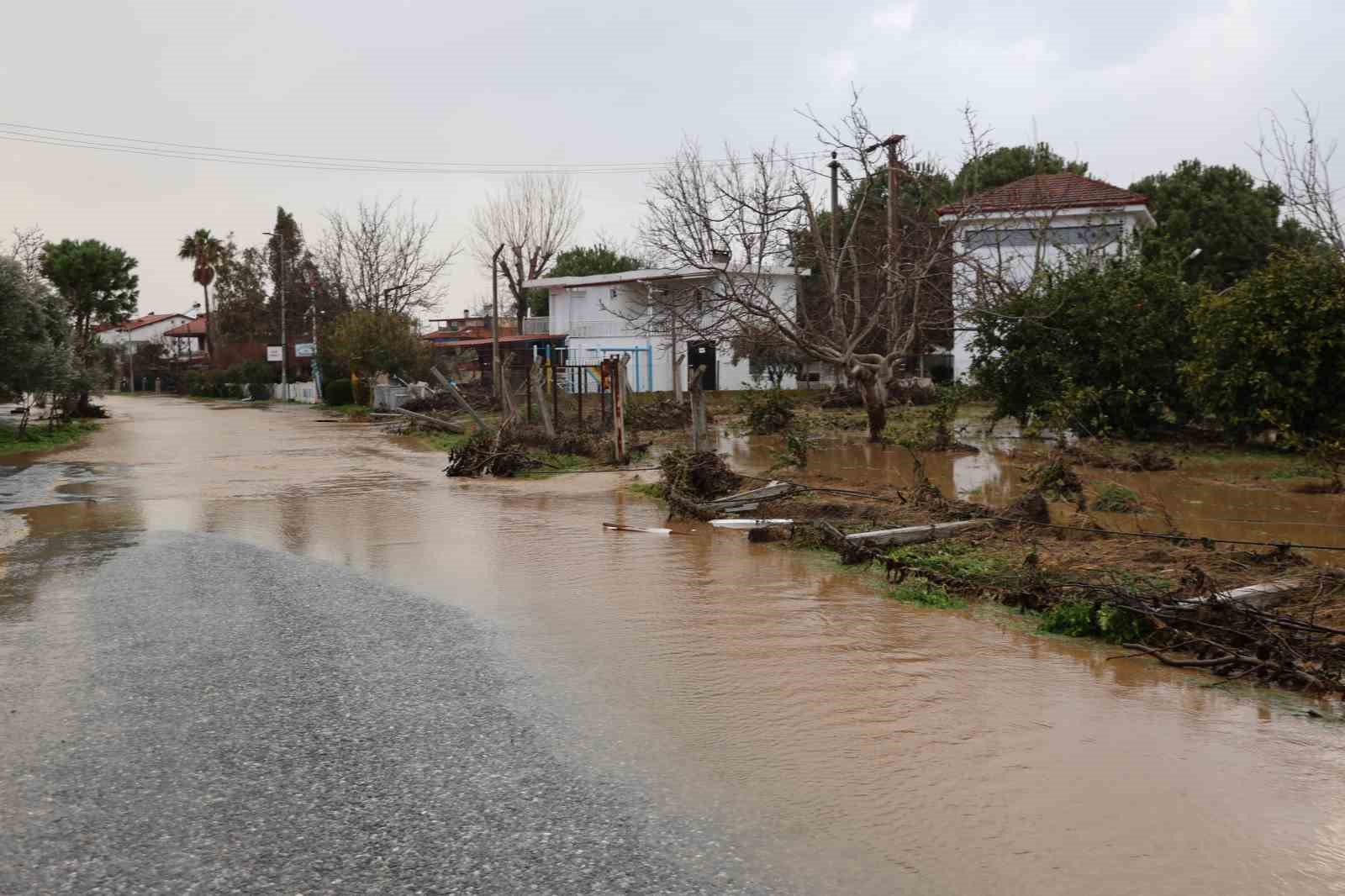kusadasinda bahceler gole dondu agaclar sular altinda kaldi 1 mrDPFVlj