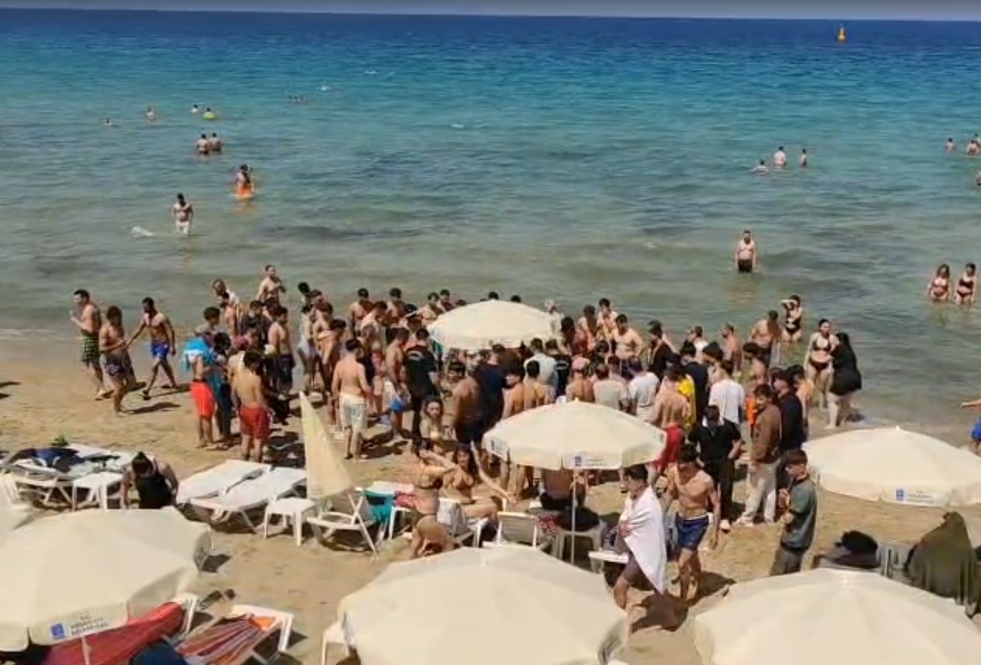 Kuşadası’nda denizde can pazarı: 70 yaşındaki turist ölümden döndü 5 kusadasinda denizde can pazari 70 yasindaki turist olumden dondu 1 FKhrRK1y