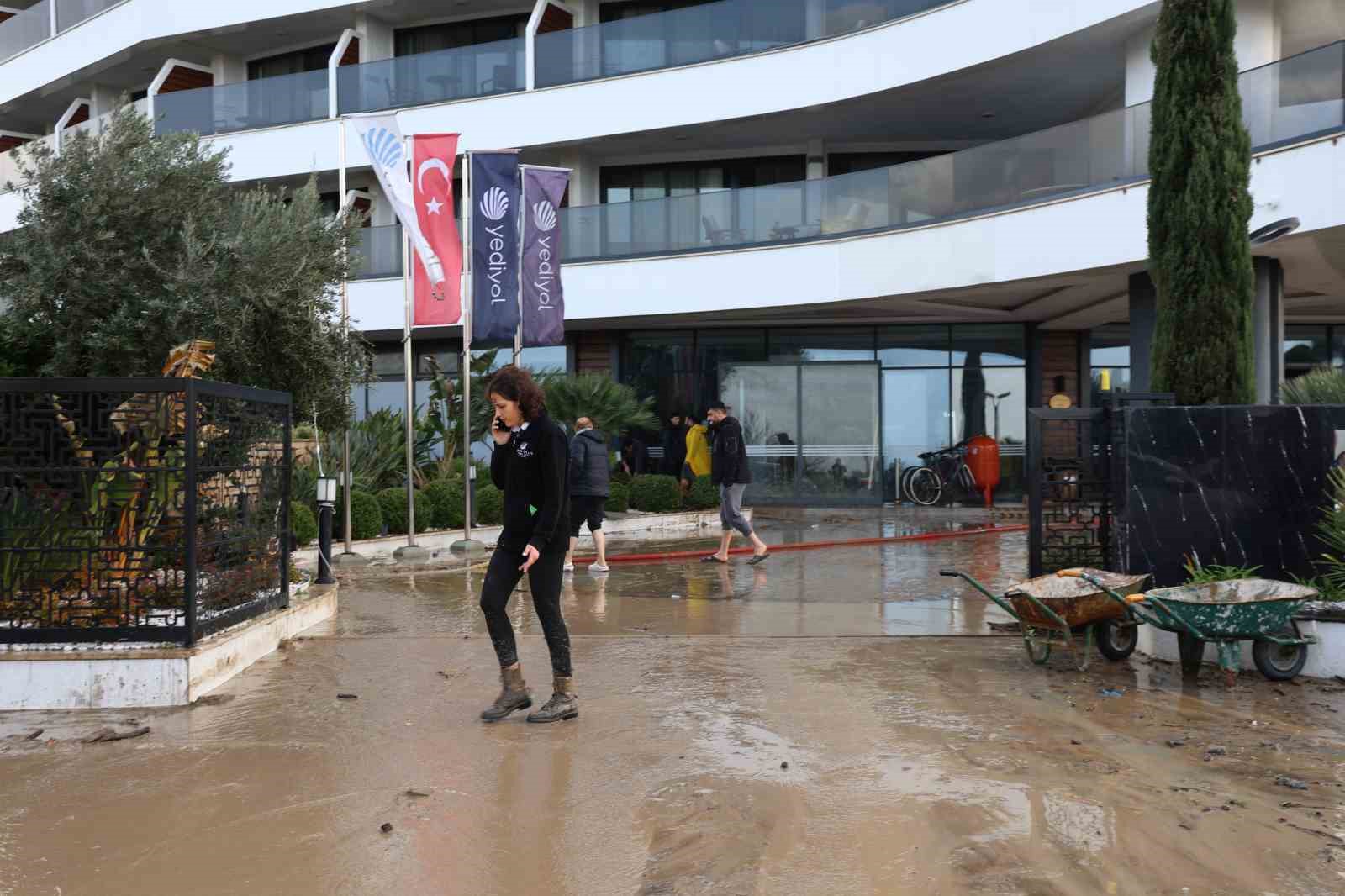 kusadasinda selin yaralari sarilmaya calisiliyor 6 sidIfATR