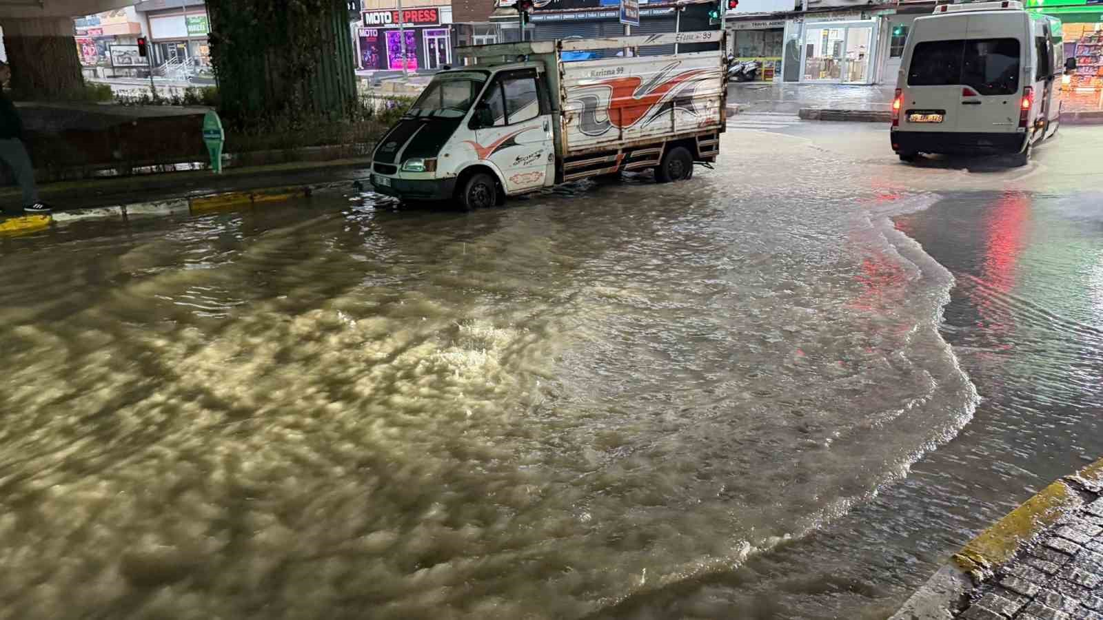 kusadasinda siddetli yagis ve dolu etkili oldu 0 mpXDq2bf