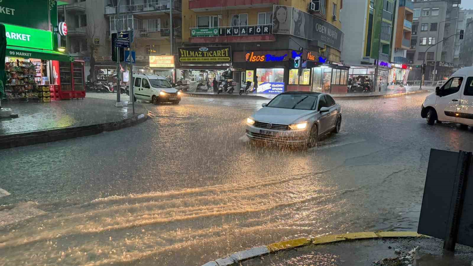 kusadasinda siddetli yagis ve dolu etkili oldu 1