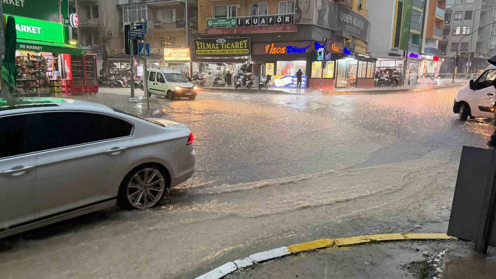 kusadasinda siddetli yagis ve dolu etkili oldu 3 CyDWV3Sp