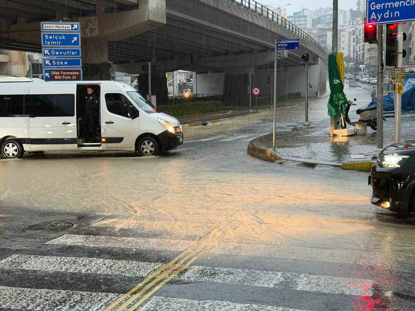 kusadasinda siddetli yagis ve dolu etkili oldu 5 3VfzvOXV