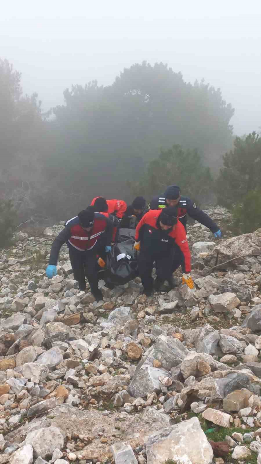 kusadasinda ucurumdan dusen sahis hayatini kaybetti 0 RYfIzYGR