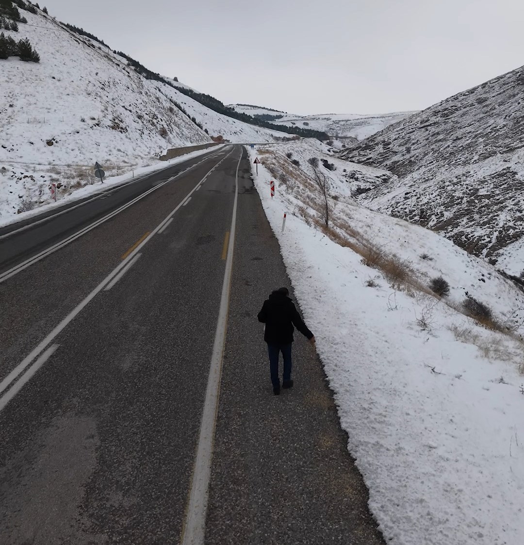 kuslar icin yol kenarlarina bugday serptiler 0 ZS7D9nwP