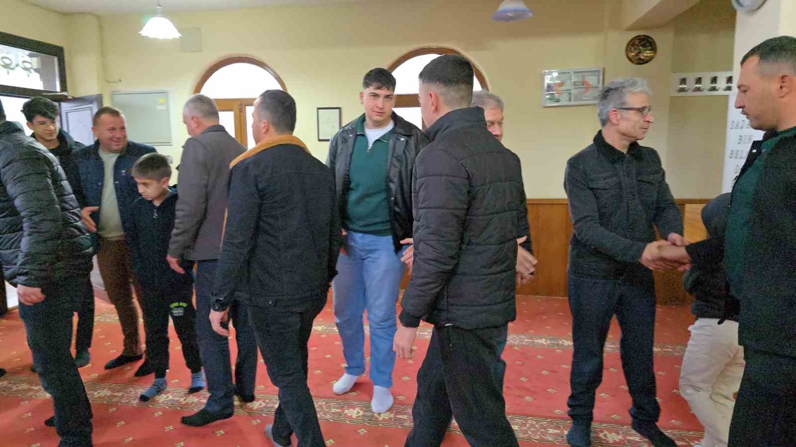 Küslerin barıştığı bayramlaşma halkası geleneği yaşatıldı 6 kuslerin baristigi bayramlasma halkasi gelenegi yasatildi 2