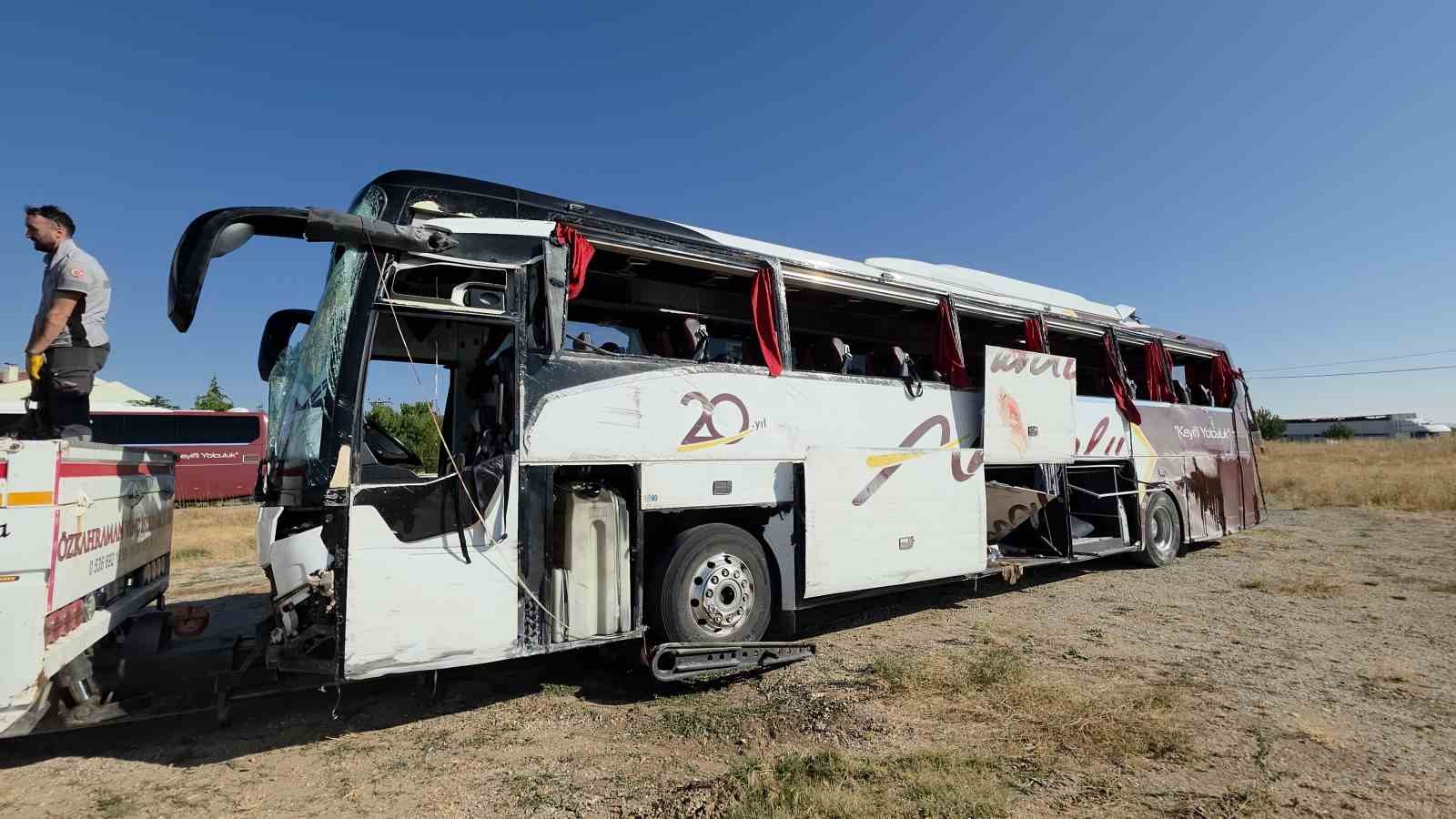 Kütahya-Afyonkarahisar kara yolunda yolcu otobüsü devrildi: 31 yaralı 4 kutahya afyonkarahisar kara yolunda yolcu otobusu devrildi 31 yarali 0 CZzqmywI