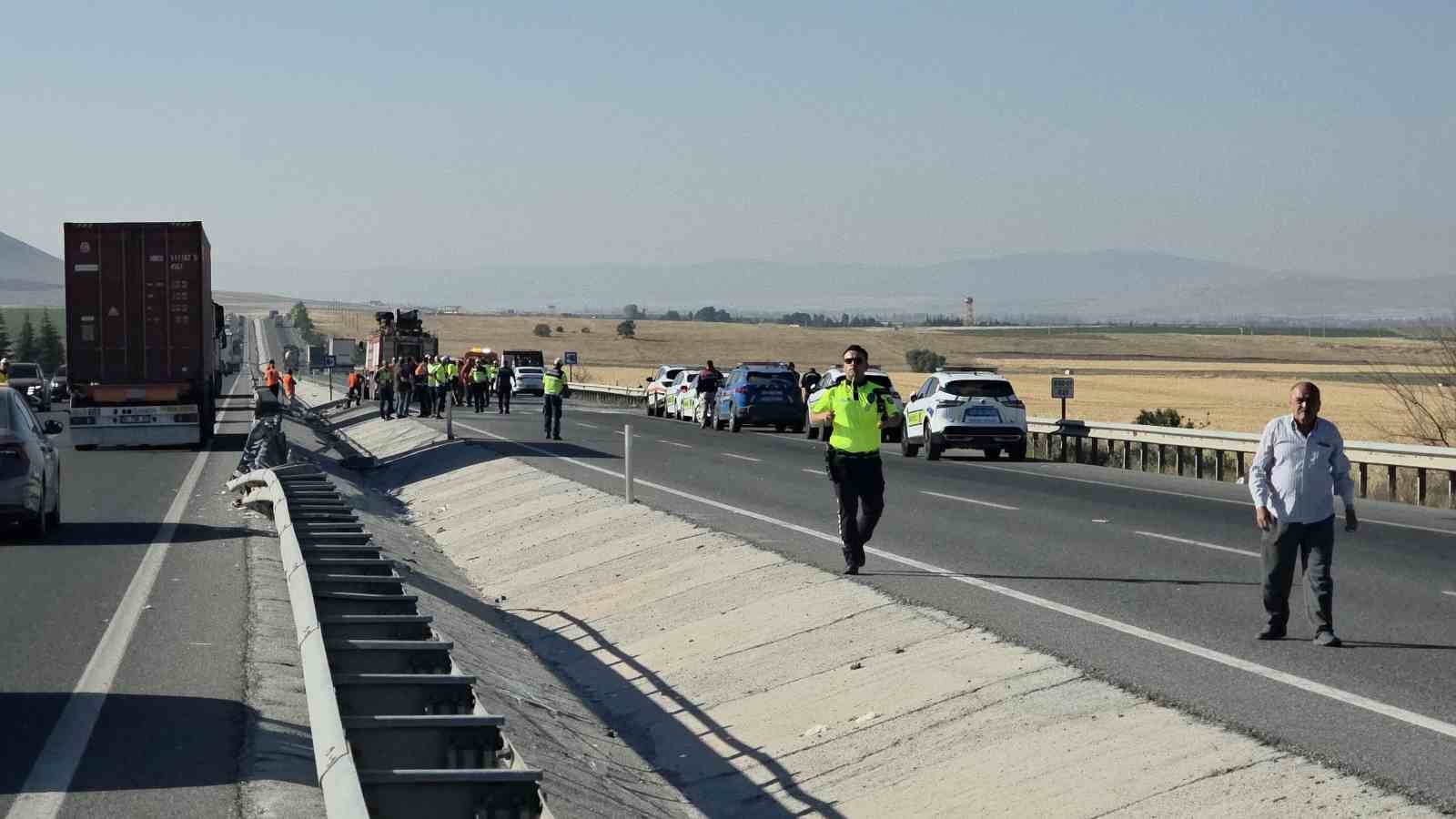 Kütahya-Afyonkarahisar kara yolunda yolcu otobüsü devrildi: 31 yaralı 5 kutahya afyonkarahisar kara yolunda yolcu otobusu devrildi 31 yarali 1 IDnhkWmp