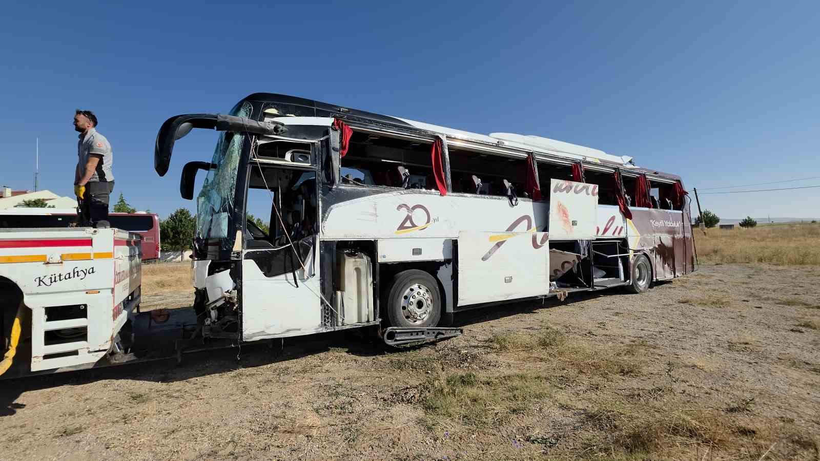 Kütahya-Afyonkarahisar kara yolunda yolcu otobüsü devrildi: 31 yaralı 6 kutahya afyonkarahisar kara yolunda yolcu otobusu devrildi 31 yarali 2 ITZPwZdH