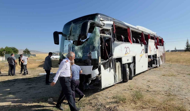 kutahya-afyonkarahisar-kara-yolunda-yolcu-otobusu-devrildi-31-yarali-ikewG5v5.jpg