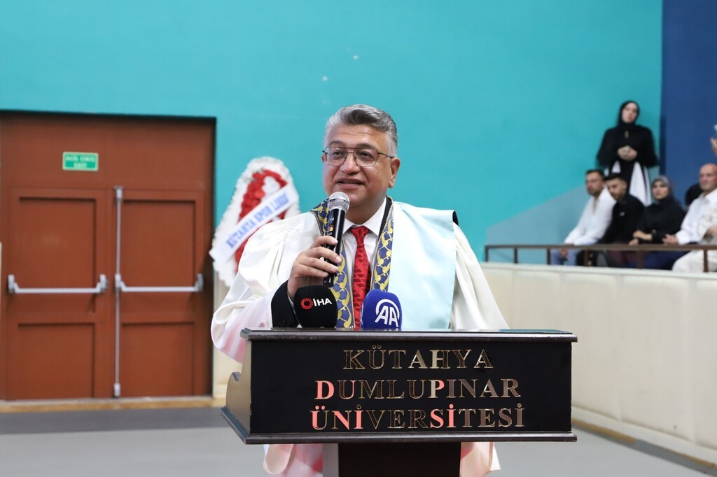 kutahya dumlupinar universitesinde binlerce ogrenci mezuniyet sevinci yasadi 1 AcnX2LeS