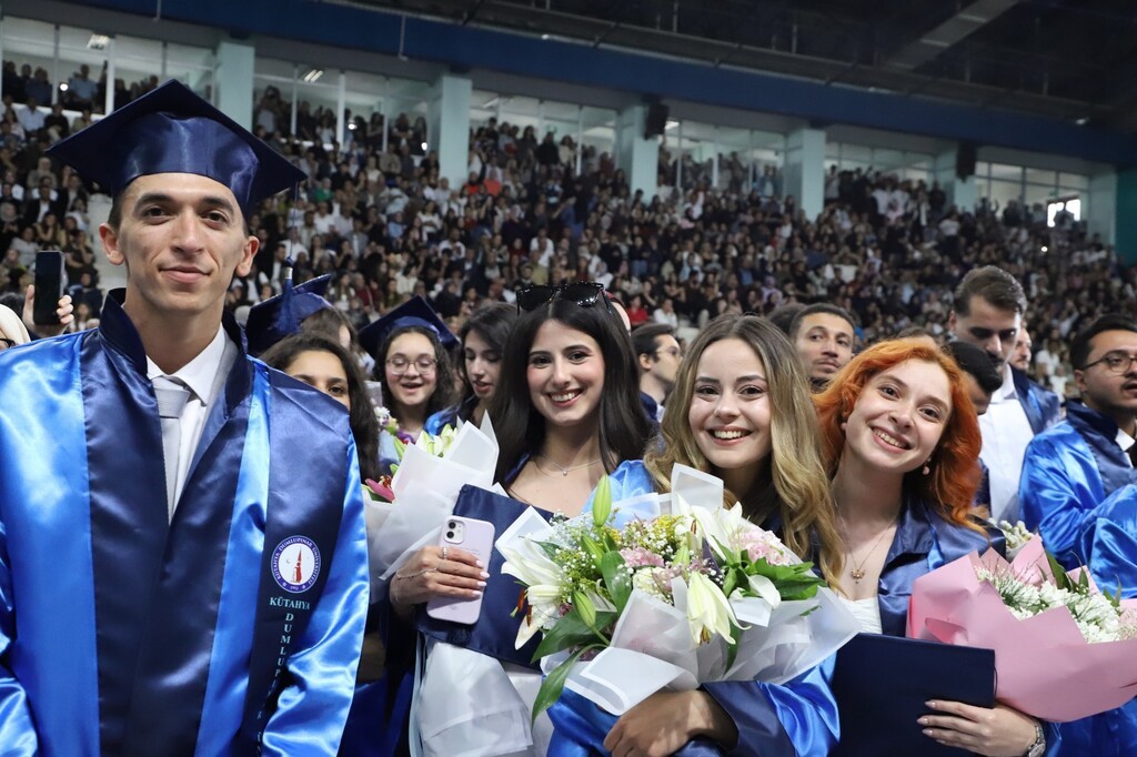 kutahya dumlupinar universitesinde binlerce ogrenci mezuniyet sevinci yasadi 2 jSaR4aqn