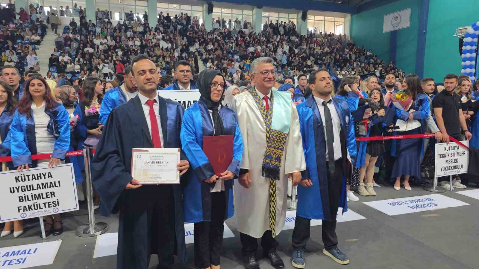 kutahya dumlupinar universitesinde binlerce ogrenci mezuniyet sevinci yasadi 3