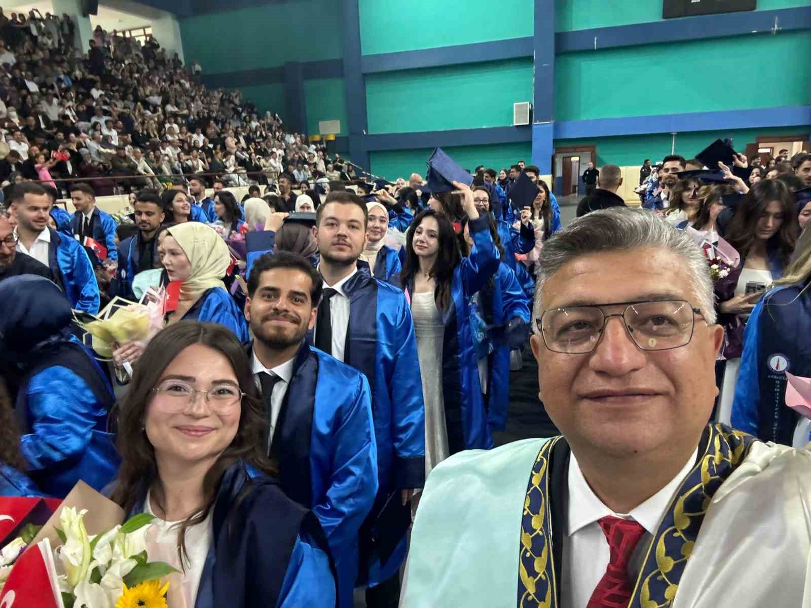 kutahya dumlupinar universitesinde binlerce ogrenci mezuniyet sevinci yasadi 4