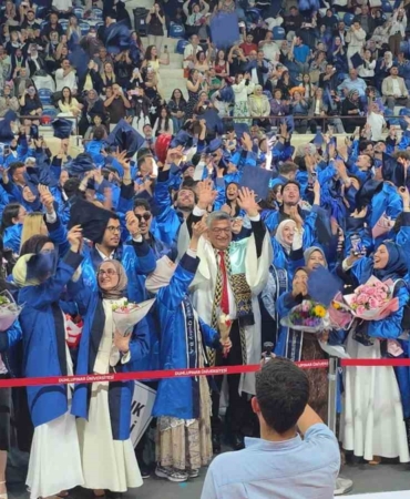kutahya-dumlupinar-universitesinde-binlerce-ogrenci-mezuniyet-sevinci-yasadi-FRUu8n8t.jpg