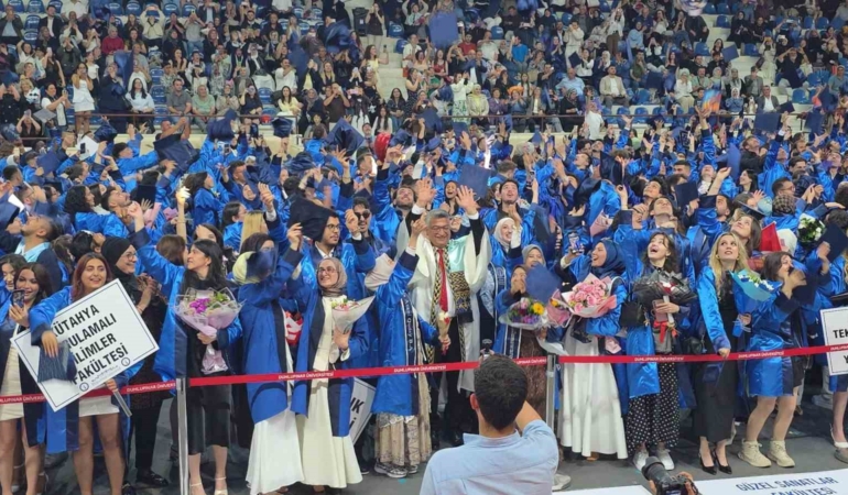 kutahya-dumlupinar-universitesinde-binlerce-ogrenci-mezuniyet-sevinci-yasadi-FRUu8n8t.jpg
