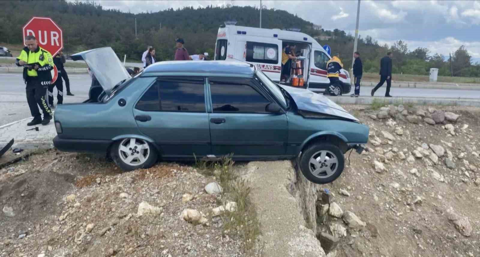 kutahya emette kavsakta iki arac carpisti 3 yarali 0 ajNVk4Ze