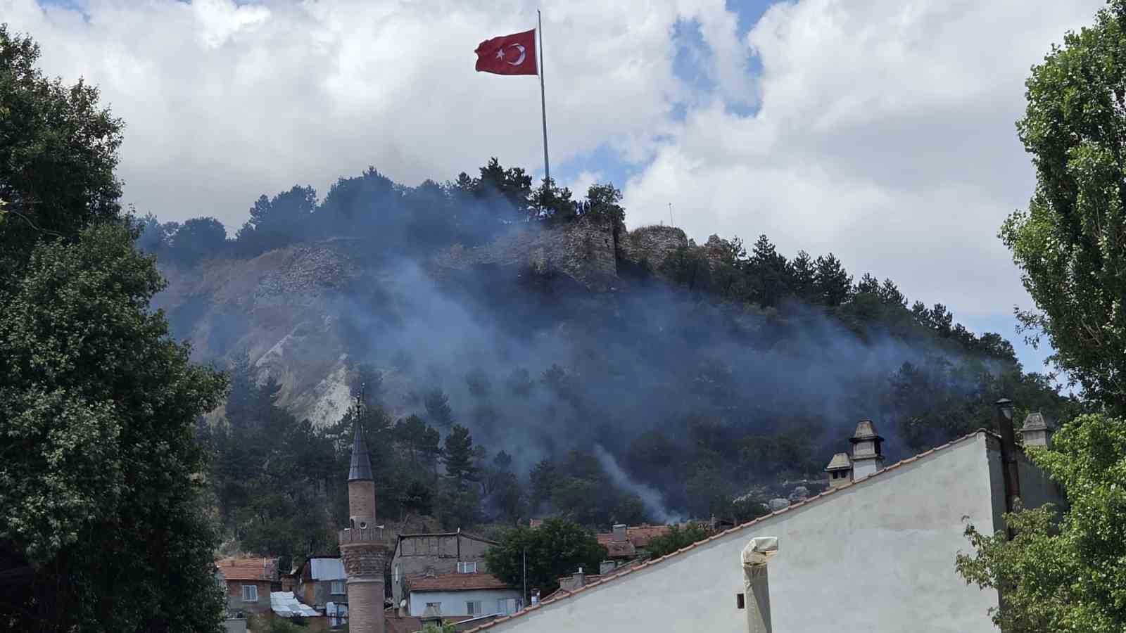 Kütahya Hisar Kalesi’nde yangın paniği 5 kutahya hisar kalesinde yangin panigi 1 5jpa2rJt