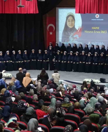 kutahya-tavsanlida-36-kiz-hafiz-icin-gorkemli-icazet-toreni-TKP7CHGP.jpg
