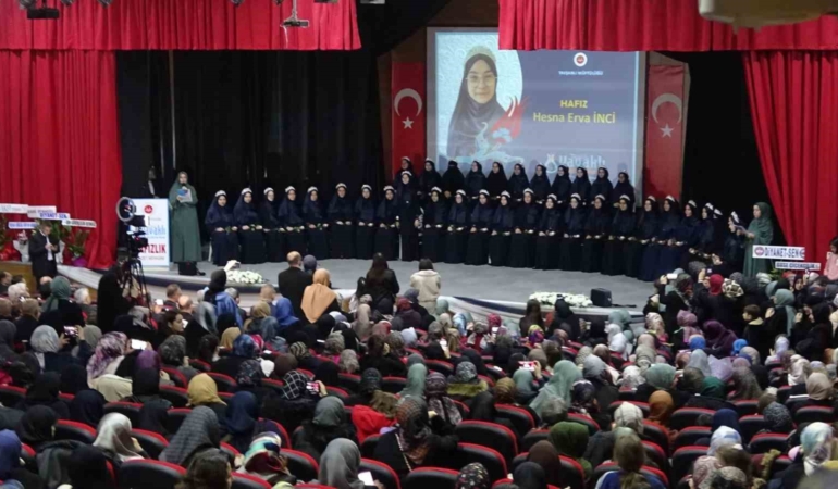 kutahya-tavsanlida-36-kiz-hafiz-icin-gorkemli-icazet-toreni-TKP7CHGP.jpg