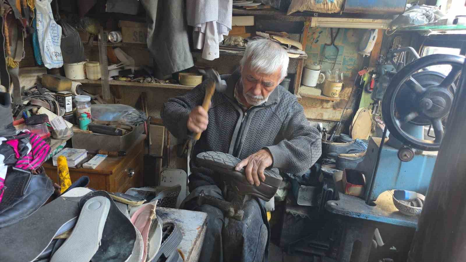 Kütahya’da 65 yıllık ayakkabı ustası Mehmet Ersulak: "Meslek bitti, yetişen yok" 5 kutahyada 65 yillik ayakkabi ustasi mehmet ersulak meslek bitti yetisen yok 1 JPXQa5j3