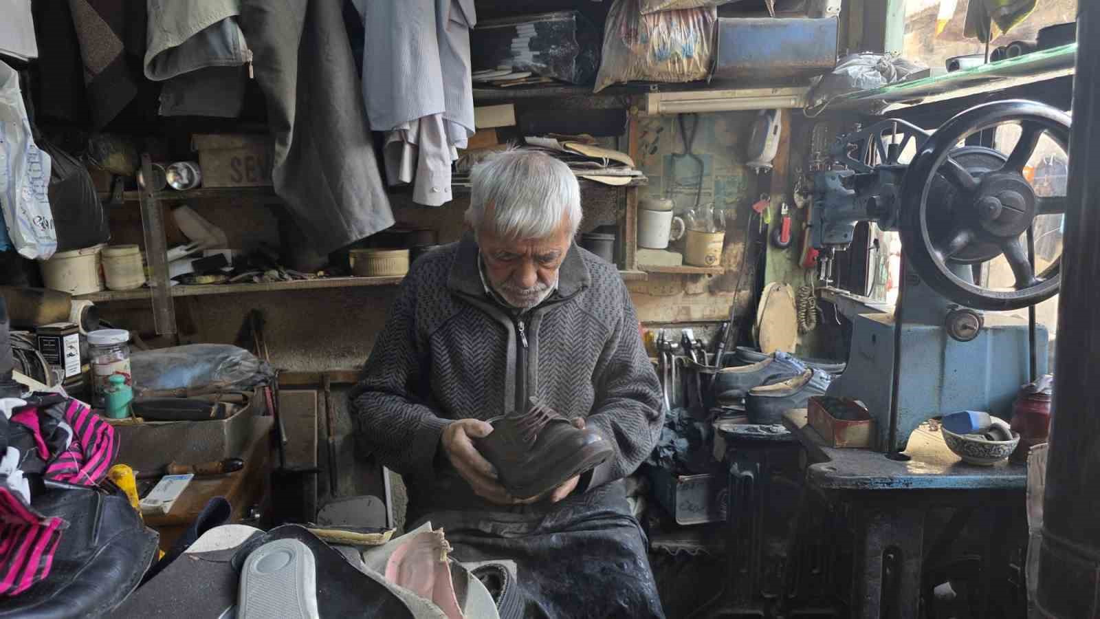 Kütahya’da 65 yıllık ayakkabı ustası Mehmet Ersulak: "Meslek bitti, yetişen yok" 6 kutahyada 65 yillik ayakkabi ustasi mehmet ersulak meslek bitti yetisen yok 2 VmwfVXyc