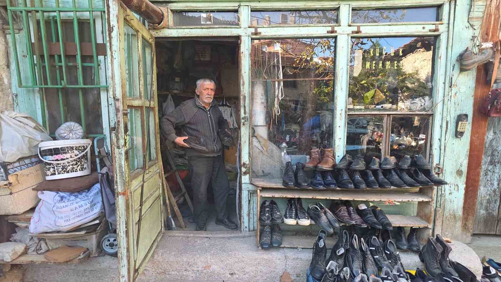 Kütahya’da 65 yıllık ayakkabı ustası Mehmet Ersulak: "Meslek bitti, yetişen yok" 7 kutahyada 65 yillik ayakkabi ustasi mehmet ersulak meslek bitti yetisen yok 3 LDVQ8rnF