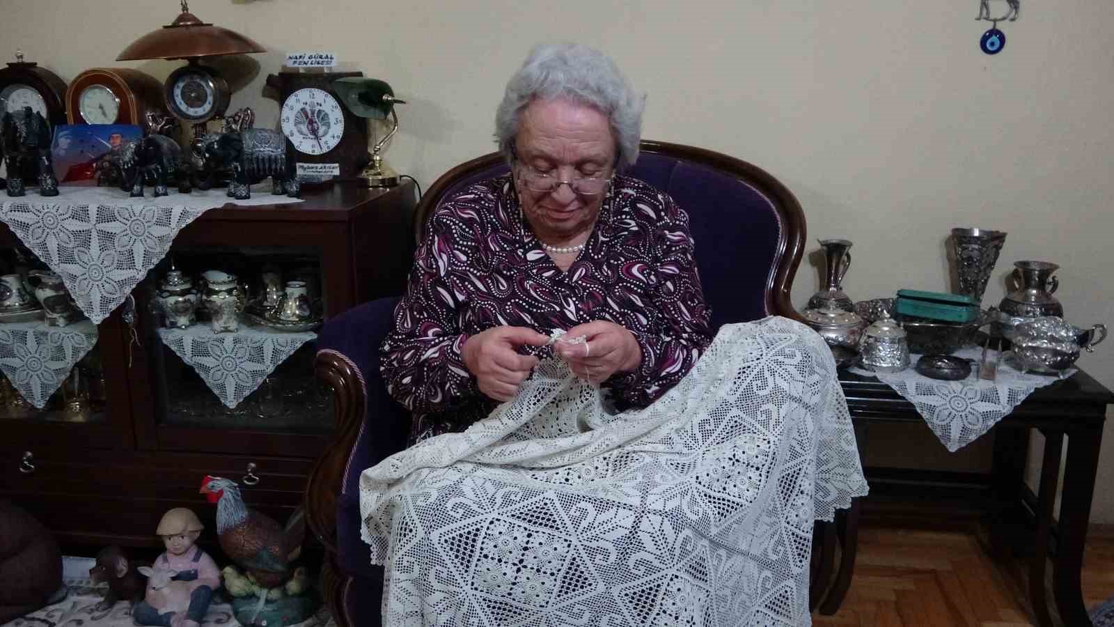 kutahyada 70 yildir ilmek atan emekli ogretmenin azmi ornek oluyor 0 iXKWOIfS