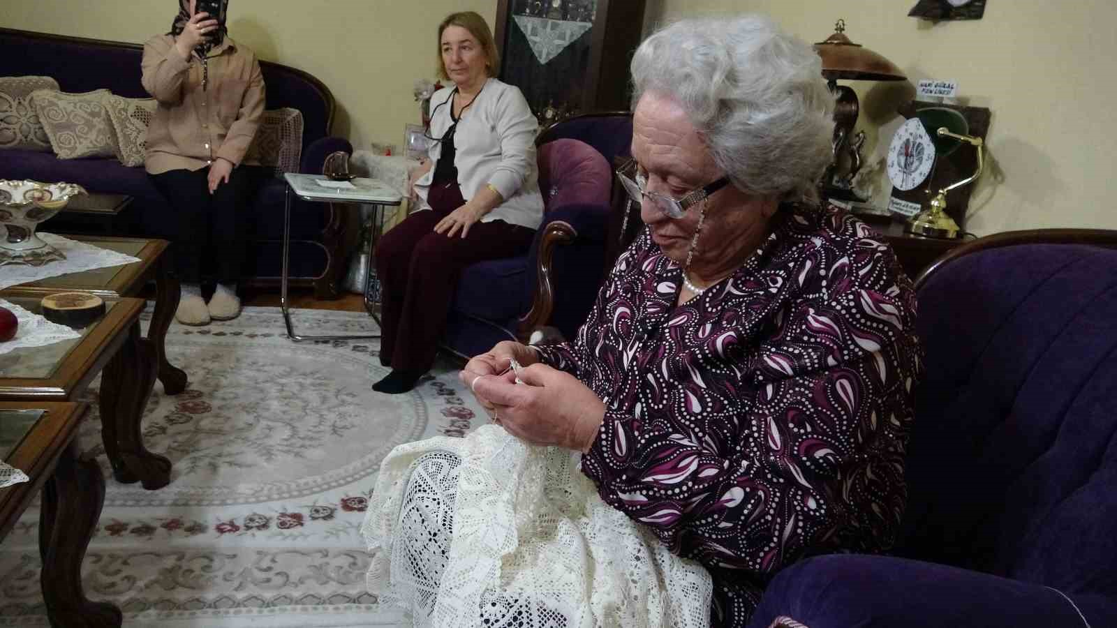 kutahyada 70 yildir ilmek atan emekli ogretmenin azmi ornek oluyor 1 FEhtGbyJ