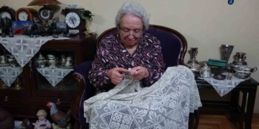 kutahyada-70-yildir-ilmek-atan-emekli-ogretmenin-azmi-ornek-oluyor-HMflyLIz.jpg