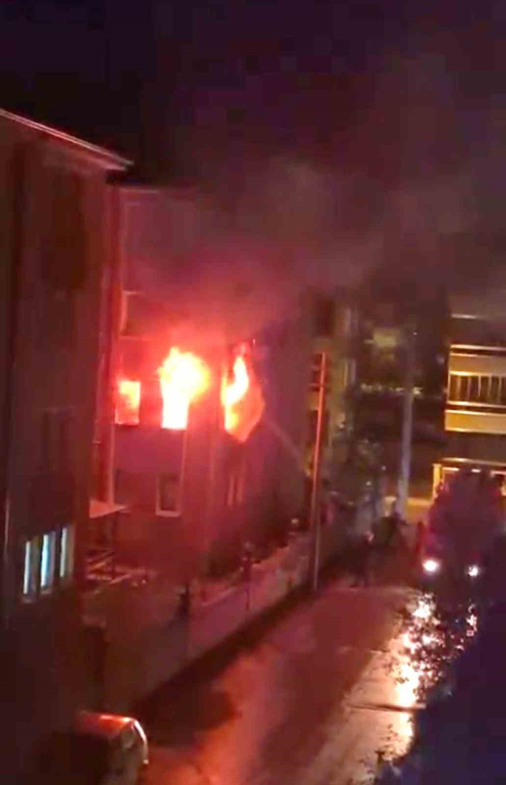 kutahyada apartman dairesinde yangin 5 kisi kurtarildi 1 NBIDGJS7