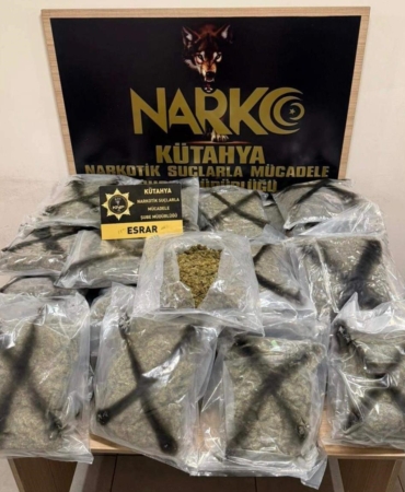 kutahyada-bir-kamyonda-33-kilo-esrar-ve-655-gram-kokain-ele-gecirildi-3-supheli-9fJAlBd6.jpg