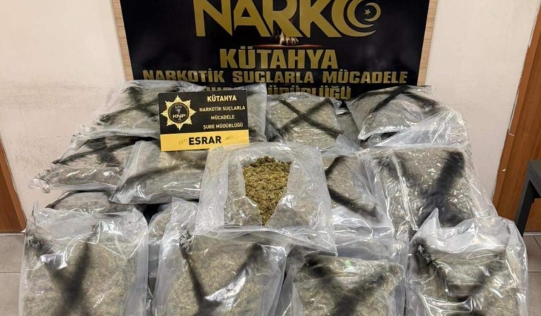 kutahyada-bir-kamyonda-33-kilo-esrar-ve-655-gram-kokain-ele-gecirildi-3-supheli-9fJAlBd6.jpg