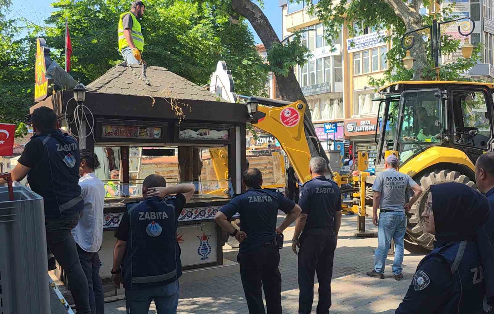 kutahyada bufe krizi esnaf kendini catiya zincirledi polis ve zabita esliginde bufeler kaldirildi 0 UH8Nq9Wc