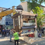 kutahyada-bufe-krizi-esnaf-kendini-catiya-zincirledi-polis-ve-zabita-esliginde-bufeler-kaldirildi-EuYOn42Z.jpg