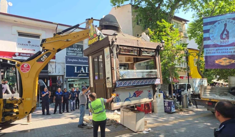 kutahyada-bufe-krizi-esnaf-kendini-catiya-zincirledi-polis-ve-zabita-esliginde-bufeler-kaldirildi-EuYOn42Z.jpg