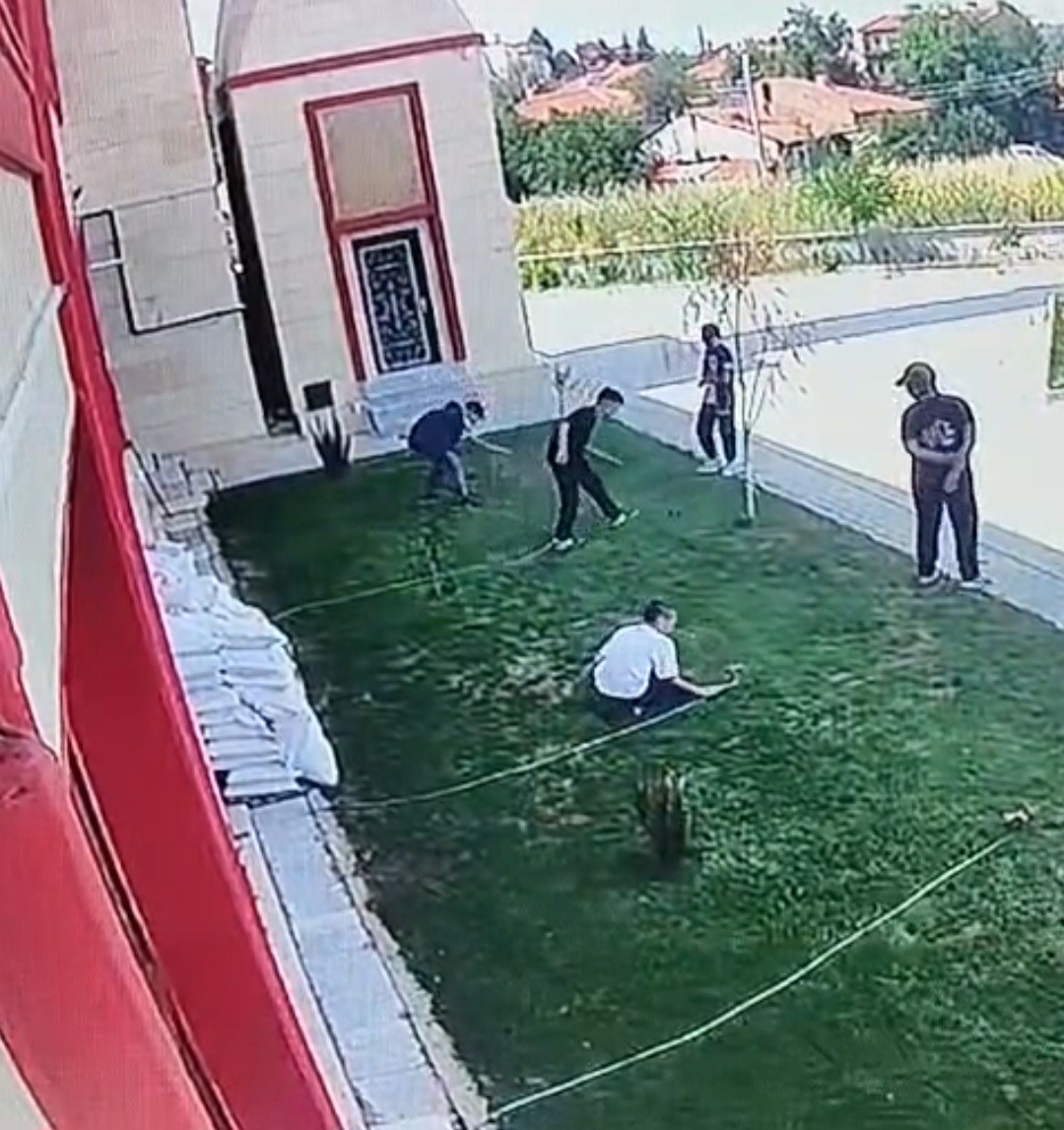 Kütahya’da caminin sulama fıskiyelerine zarar verdiler: O anlar kameraya yansıdı 4 kutahyada caminin sulama fiskiyelerine zarar verdiler o anlar kameraya yansidi 0 jMwIF8zX