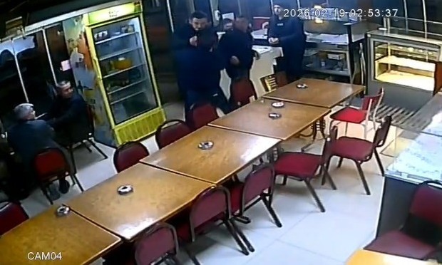 kutahyada cay evinde bicakli saldiri ani kamerada 1 agir yarali 0 S6v5GMEr