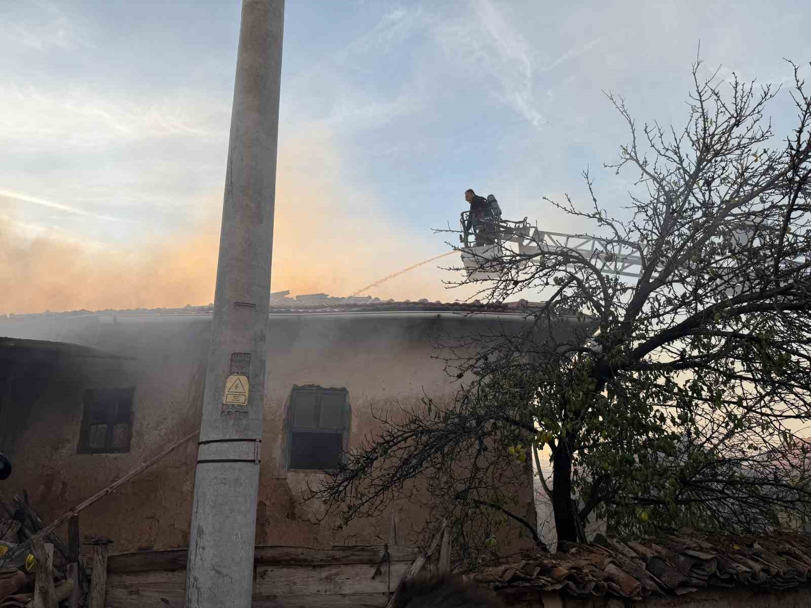 kutahyada cikan yanginda iki ev ve bir ahir kullanilamaz hale geldi 1 1UwtI6EQ