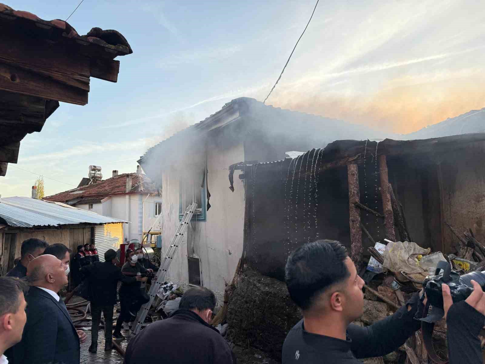 kutahyada cikan yanginda iki ev ve bir ahir kullanilamaz hale geldi 2 svG29bO5