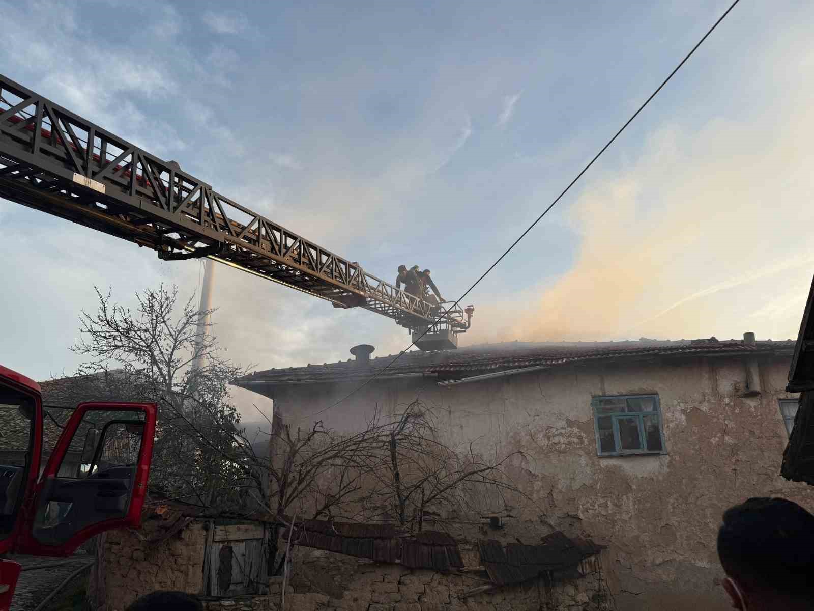 kutahyada cikan yanginda iki ev ve bir ahir kullanilamaz hale geldi 3