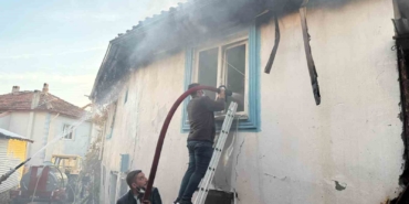 kutahyada-cikan-yanginda-iki-ev-ve-bir-ahir-kullanilamaz-hale-geldi-p3fAGKZd.jpg