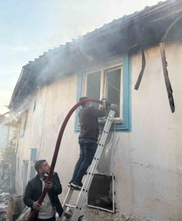 kutahyada-cikan-yanginda-iki-ev-ve-bir-ahir-kullanilamaz-hale-geldi-p3fAGKZd.jpg