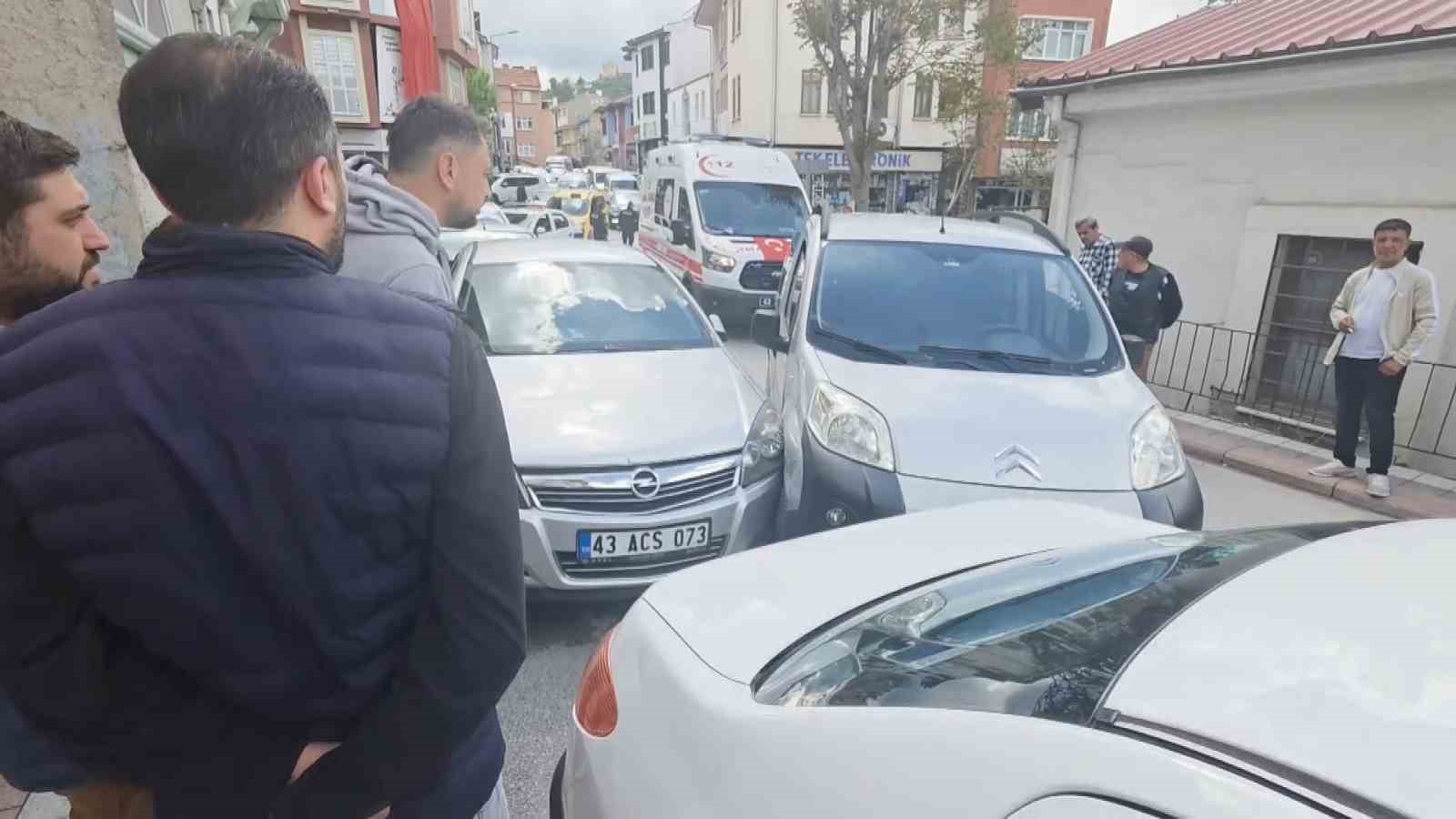 kutahyada direksiyon basinda rahatsizlanan surucu kaza yapti 1 wXJcsdRE