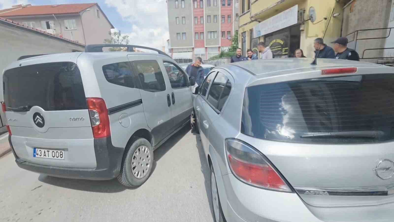 kutahyada direksiyon basinda rahatsizlanan surucu kaza yapti 3 GgmfWglv