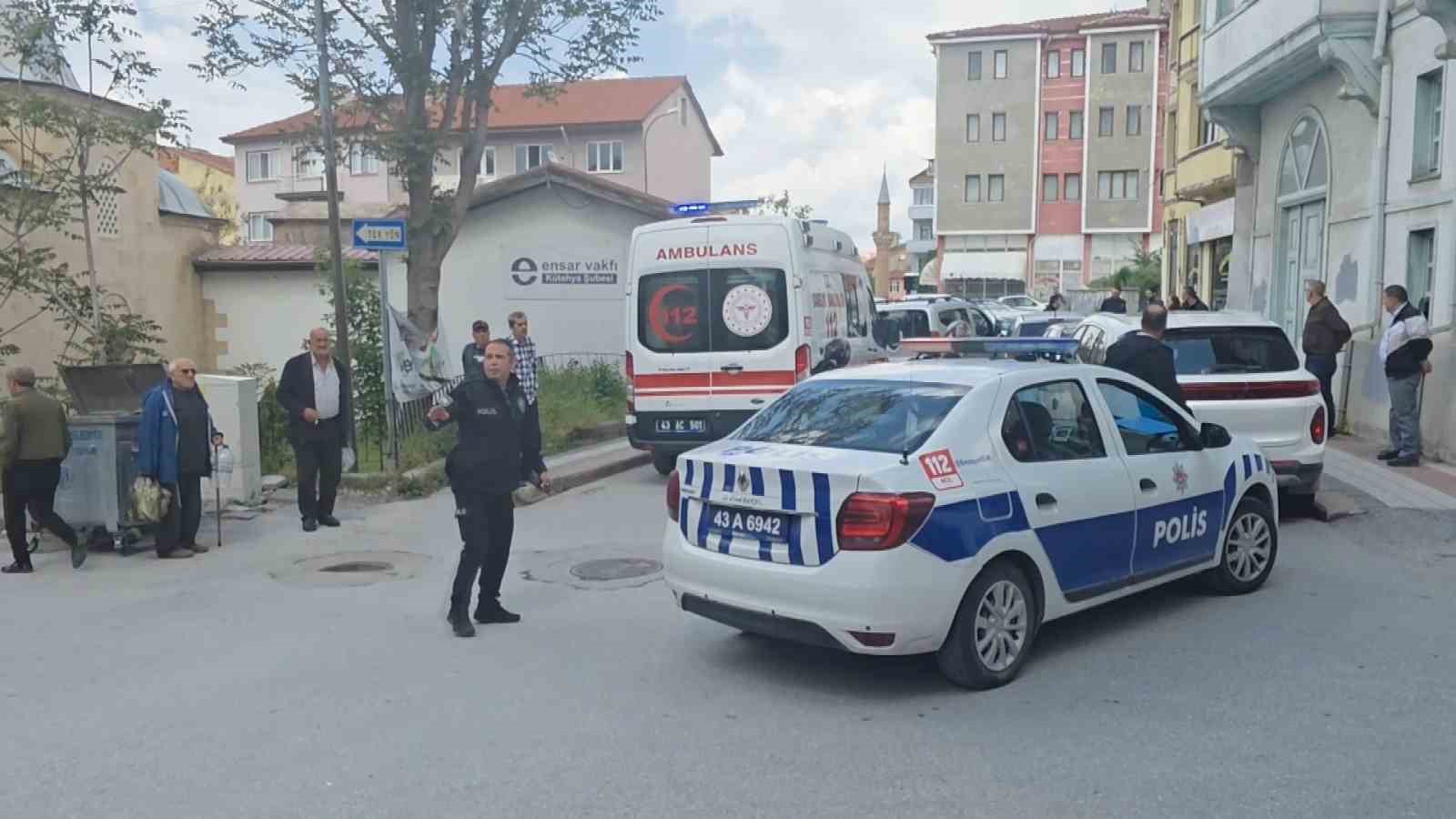 kutahyada direksiyon basinda rahatsizlanan surucu kaza yapti 4 COslE6k1